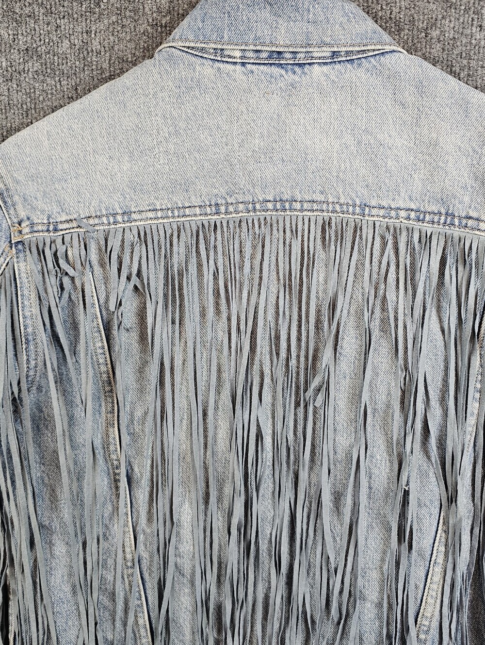 Levi's "All-Over-Fringe" Trucker Denim Jacket- Medium - Picture 6 of 10